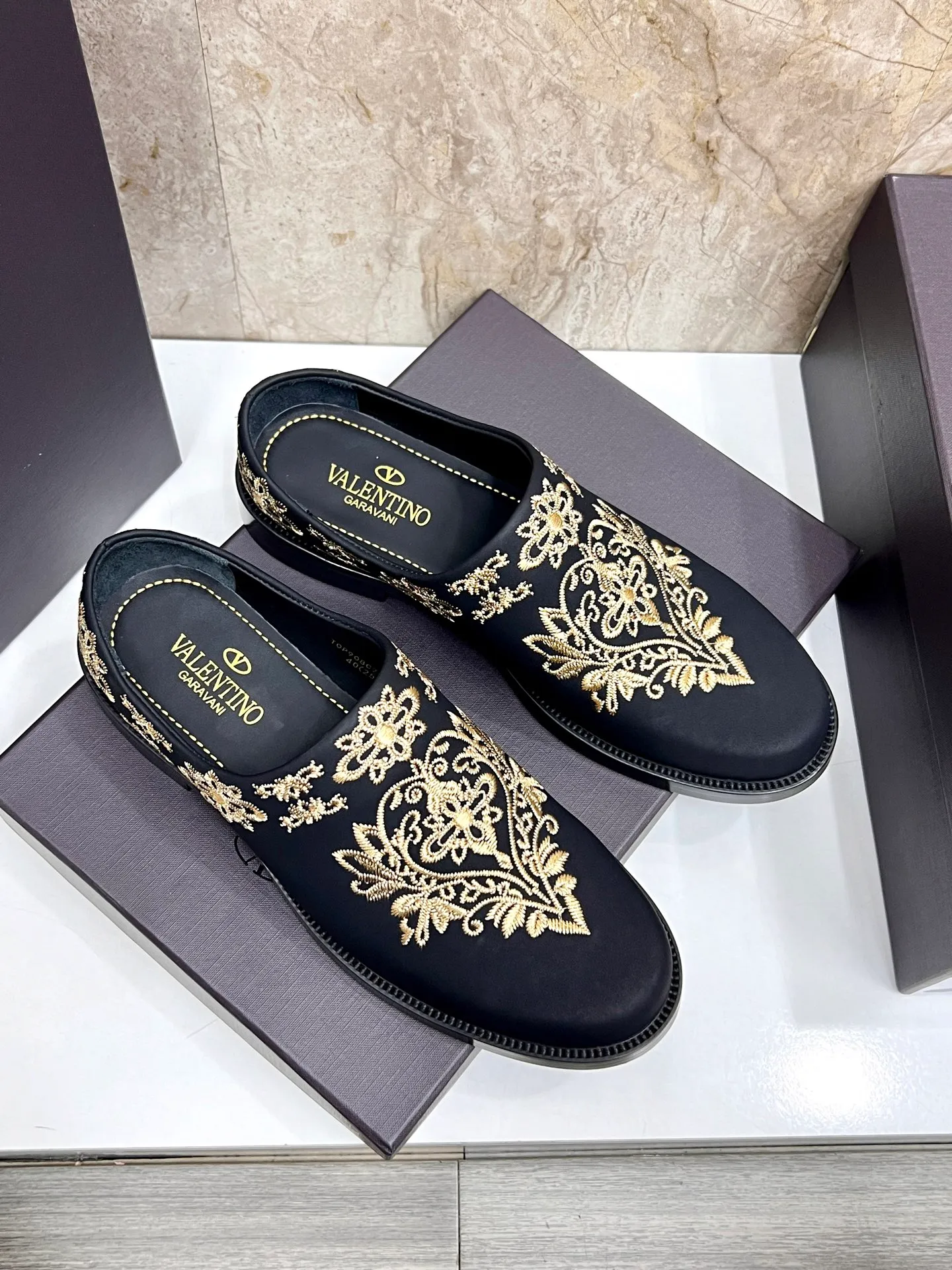 Men's men's shoes💰780 Valentino Valentino's new electric embroidery slippers. These Derby loafers are made of imported cowhide leather. They are light in texture and cool in style. The uppers are decorated with brand logo buckles, showing off the big-name style! The lines reveal novel urban trends. The toe is round and full, and the rubber foam sole and triple protruding leather welt complement each other. It is extremely fashionable and charming, with dyed calfskin lining, genuine leather feet, and standard logo decoration. It is simple yet elegant. It has a classic European and American loose style and is extremely comfortable on the feet. Size: 39-44 (customized at 38.45.46)